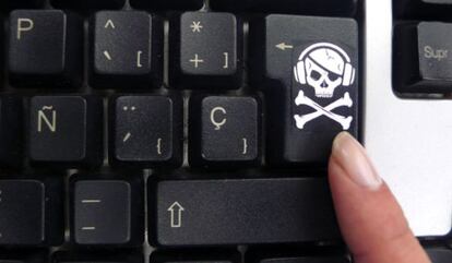 Un teclado de ordenador con el símbolo pirata modernizado de la calavera.