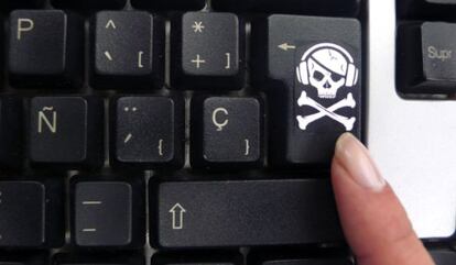 Un teclado de ordenador con el s&iacute;mbolo pirata modernizado de la calavera.