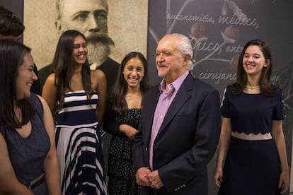 El Nobel de Qu&iacute;mica, Mario Molina, con algunos de los estudiantes premiados por sus trabajos.