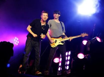 Damon Albarn, a la izquierda, y Alex James, en el concierto de Blur el pasado 28 de junio en el Festival de Glastonbury.