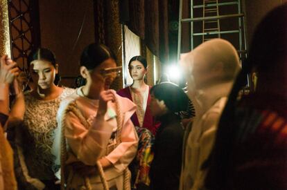 La modelo china Xu Naiyu (centro) espera su turno para desfilar en una pasarela durante la Semana de la Moda de China, en Pekín.