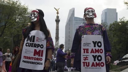 Dos manifestantes en una marcha contra la despenalizaci&oacute;n del aborto en Ciudad de M&eacute;xico.
