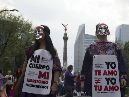 Dos manifestantes en una marcha contra la despenalizaci&oacute;n del aborto en Ciudad de M&eacute;xico.