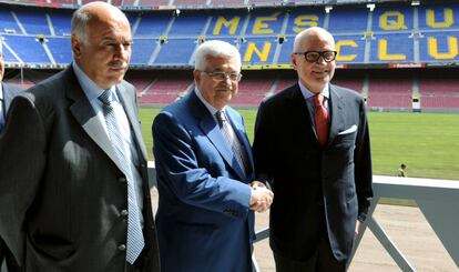 Carles Vilarrubí (primero por la derecha), durante la visita al Camp Nou del presidente palestino Mahmud Abbas, en 2011.