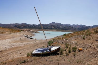 Un bote se encuentra cerca del suelo agrietado del embalse de La Viñuela, cerca de Málaga, este miércoles.