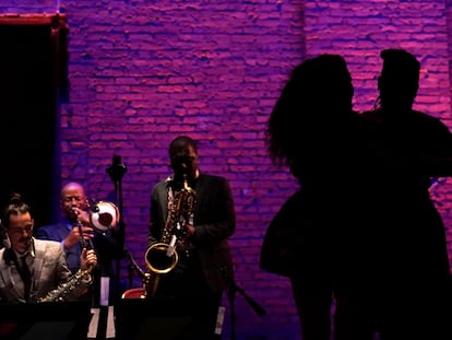 Una pareja de bailarines ensaya en el Joyce Theater de Nueva York el 5 de octubre.