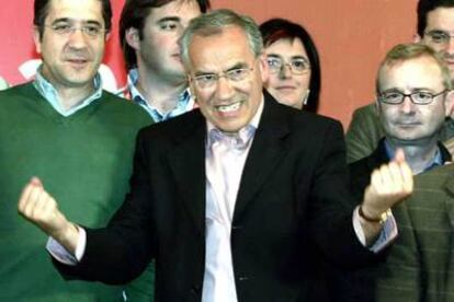 Alfonso Guerra, en el congreso de las Juventudes Socialistas. A la izquierda, Patxi López.