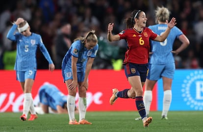 Aitana Bonmati (a la derecha), de la selección de España, celebra la victoria de la Roja antes las jugadoras inglesas.