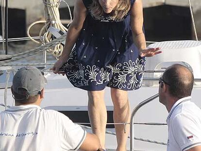 Una tripulante del barco abortista de la ONG Mujeres sobre las Olas discute con empleados del puerto de Valencia.