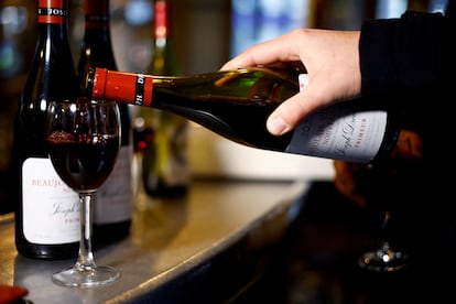 Un cliente sirve una copa de vino Beaujolais Nouveau en el restaurante Le Mesturet en París, Francia, el 16 de noviembre de 2023.