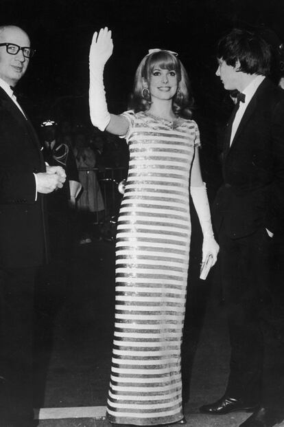 Catherine Deneuve saluda a los fotógrafos en una imagen de 1966.