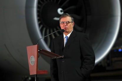 El canciller Marcelo Ebrard, en el aeropuerto de Ciudad de México, en febrero.