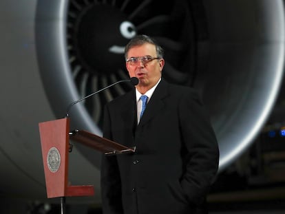 El canciller Marcelo Ebrard, en el aeropuerto de Ciudad de México, en febrero.