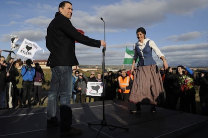 Arnaldo Otegi surt de la presó de Logronyo com a secretari general de Sortu, càrrec per al qual va ser escollit, malgrat la seva condició de pres, per les bases de la formació que va recollir el testimoni de Batasuna.