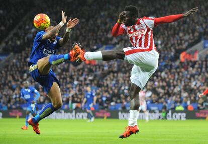 Danny Simpson (I) y Biram Diouf luchan por la pelota en el partido entre Leicester y Stoke City.