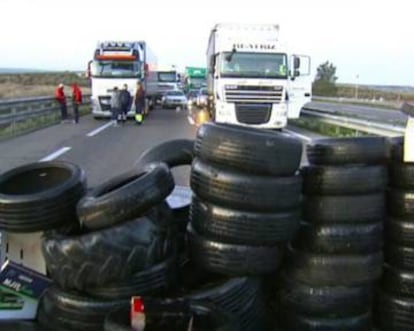 La carretera, cortada esta mañana.