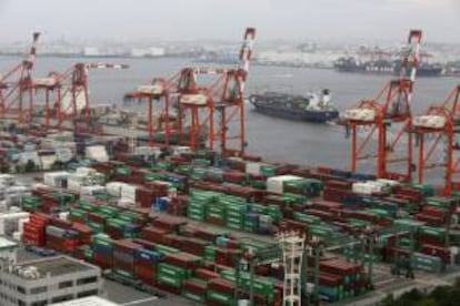 Un carguero abandona la terminal de carga del puerto internacional Aomi en Tokio. EFE/Archivo