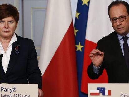 Beata Szydlo comparece junto al presidente francés, François Hollande, tras la reunión celebrada este miércoles en París.