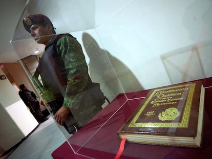 Un soldado resguarda una copia del texto original de la Constitución de los Estados Unidos Mexicanos.