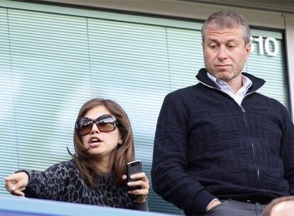 El magnate ruso Roman Abramovich, dueño del club de fútbol inglés Chelsea de Londres, ha regalado a su novia, la ex modelo Daria Zhukova, con quien aparece en la imagen disfrutando del partido del domingo, una lujosa finca de 4.000 metros cuadrados en la pequeña isla caribeña de San Bartolomé, en las antillas francesas, que le ha costado, según publica la prensa rusa, 65 millones de dólares. El magnate y su novia se sumarán así a algunos de los más prestigiosos visitantes de la isla, como Michael Douglas, Robert de Niro, Brad Pitt, Johnny Depp, Tina Turner, Bon Jovi o Paris Hilton.- EFE