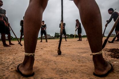 Los guerreros xavante cantan y golpean el suelo con sus garrotes mientras se preparan para controlar las actividades de un forastero que, presuntamente, estaba construyendo un pozo ilegal de cal.