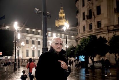 El poeta alemán-español José F. A. Oliver, retratado en Sevilla.