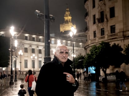 El poeta alemán-español José F. A. Oliver, retratado en Sevilla.