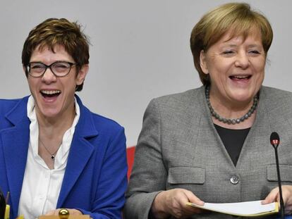 La presidenta de la CDU alemana, Annegret Kramp-Karrenbauer  (izquierda) y la canciller alemana, Angela Merkel, el pasado enero durante una reunión del partido en Potsdam. 