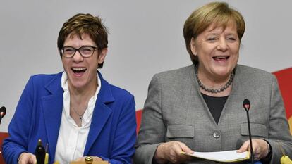 La presidenta de la CDU alemana, Annegret Kramp-Karrenbauer  (izquierda) y la canciller alemana, Angela Merkel, el pasado enero durante una reunión del partido en Potsdam. 