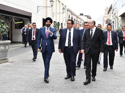 Ajay Banga junto al ministro de Economía y Finanzas de Perú, Alex Contreras, y el presidente del BID, Ilan Goldfajn, el 12 de junio en Lima (Perú).