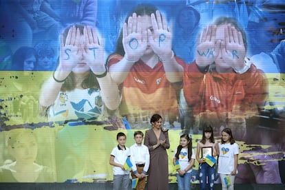Isabel Díaz Ayuso le entrega la medalla a los niños de Ucrania, en 2023.