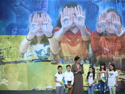 Isabel Díaz Ayuso, junto a un grupo de niños ucranios.