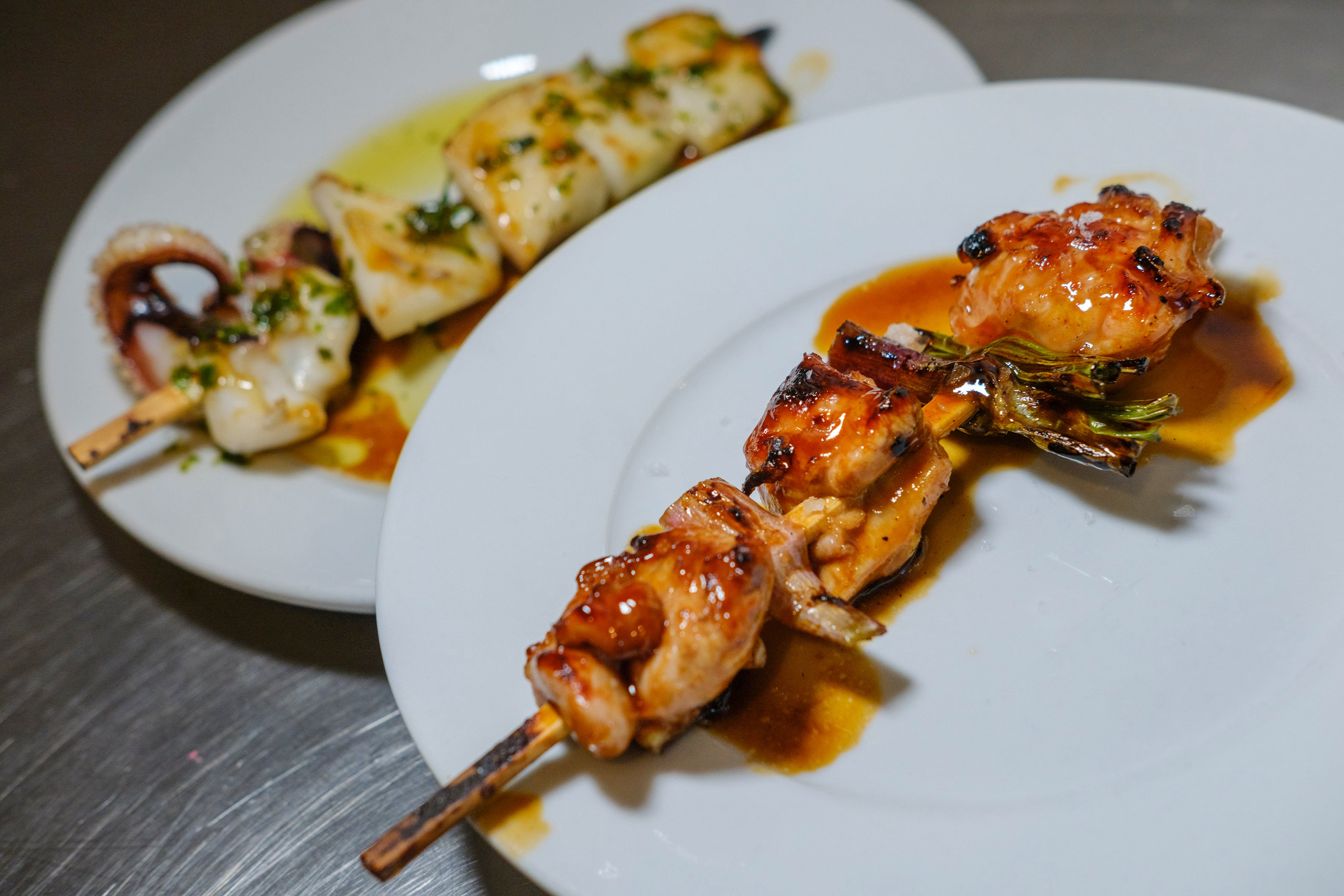Los pinchos a la brasa son una de las especialidades de La Polacra.