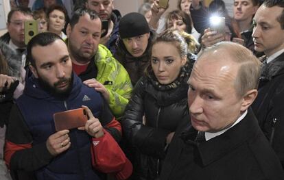 Putin escucha a familiares y allegados de las víctimas del incendio en un centro comercial en Kemerovo, este martes.