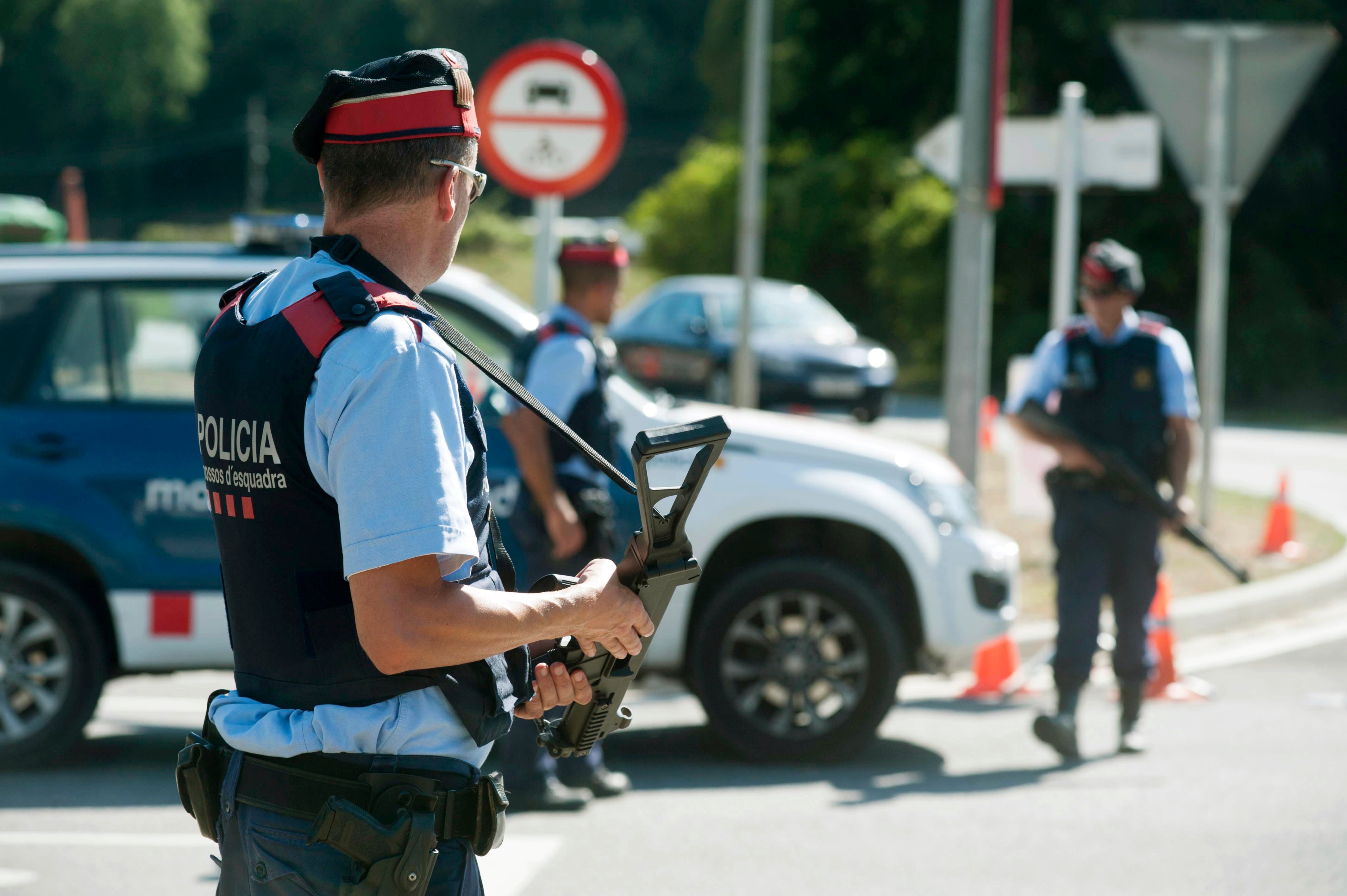 Los Mossos hallan muerto a un joven en Salt tras precipitarse de una casa en la que sonó la alarma