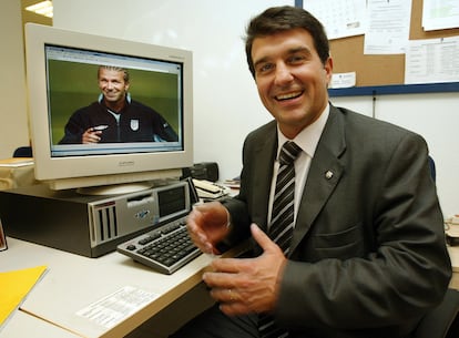 Joan Laporta enseñando una foto de David Beckham, jugador al que quiso y no pudo fichar, en una entrevista en 2003.