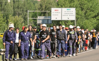 Cientos de mineros realizan una marcha desde La Robla a la Diputación de León