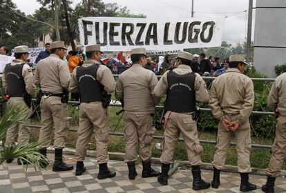 La policía protege la entrada al Congreso durante la sesión plenaria.