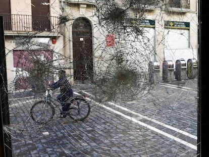 Destrozos en uno de los establecimiento del Casco Viejo de Pamplona tras los disturbios de este fin de semana.