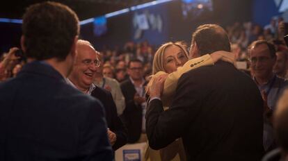 Mariano Rajoy saluda a Cristina Cifuentes durante la Convención Nacional del PP celebrada en abril en Sevilla.