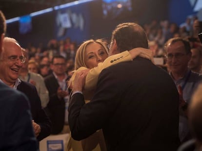 Mariano Rajoy saluda a Cristina Cifuentes durante la Convención Nacional del PP celebrada en abril en Sevilla.