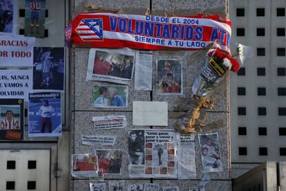 El fallecimiento de Luis Aragonés, una de las leyendas indiscutibles del Atlético y del fútbol español, dejó todo tipo de muestras de respeto y admiración de aficionados en las propias paredes del estadio.