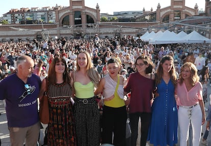 Yolanda Díaz se fotografía con algunos de los asistentes al acto en Matadero.