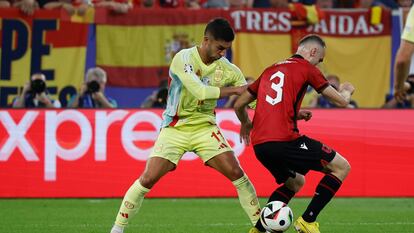 Ferran Torres disputa un balón con Mario Mitaj durante el partido entre España y Albania, encuentro de la fase de grupos de la Eurocopa.
