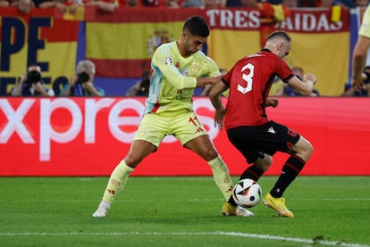 Ferran Torres disputa un balón con Mario Mitaj durante el partido entre España y Albania, encuentro de la fase de grupos de la Eurocopa.