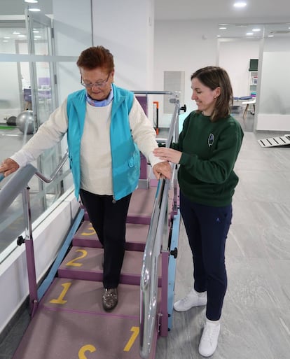 Mari Paz Bureo con una de sus pacientes en el centro de Neurofit de Badajoz.