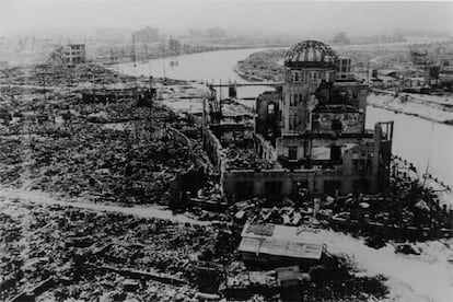 Hiroshima, el 6 de agosto de 1945, después del lanzamiento de la bomba atómica, en una imagen tomada por el Ejército estadounidense.