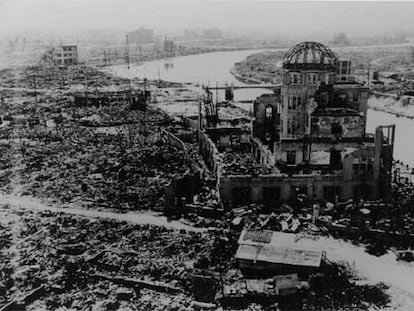 Hiroshima, el 6 de agosto de 1945, después del lanzamiento de la bomba atómica, en una imagen tomada por el Ejército estadounidense.