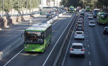  Autobús que cubre el trayecto Madrid-El Escorial, en una imagen de archivo.