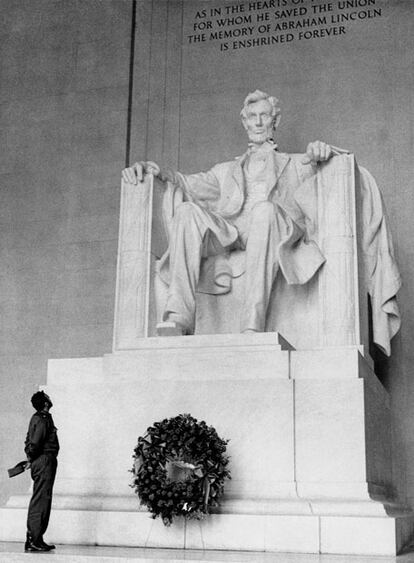 Durante ese primer viaje a EE UU, A. Korda toma esta fotografía de Fidel Castro observando el memorial del presidente Abraham Lincoln. (Fotografía incluida en 'Korda conocido desconocido')